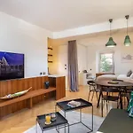 Deluxe Studio Socialist Chic Flavor